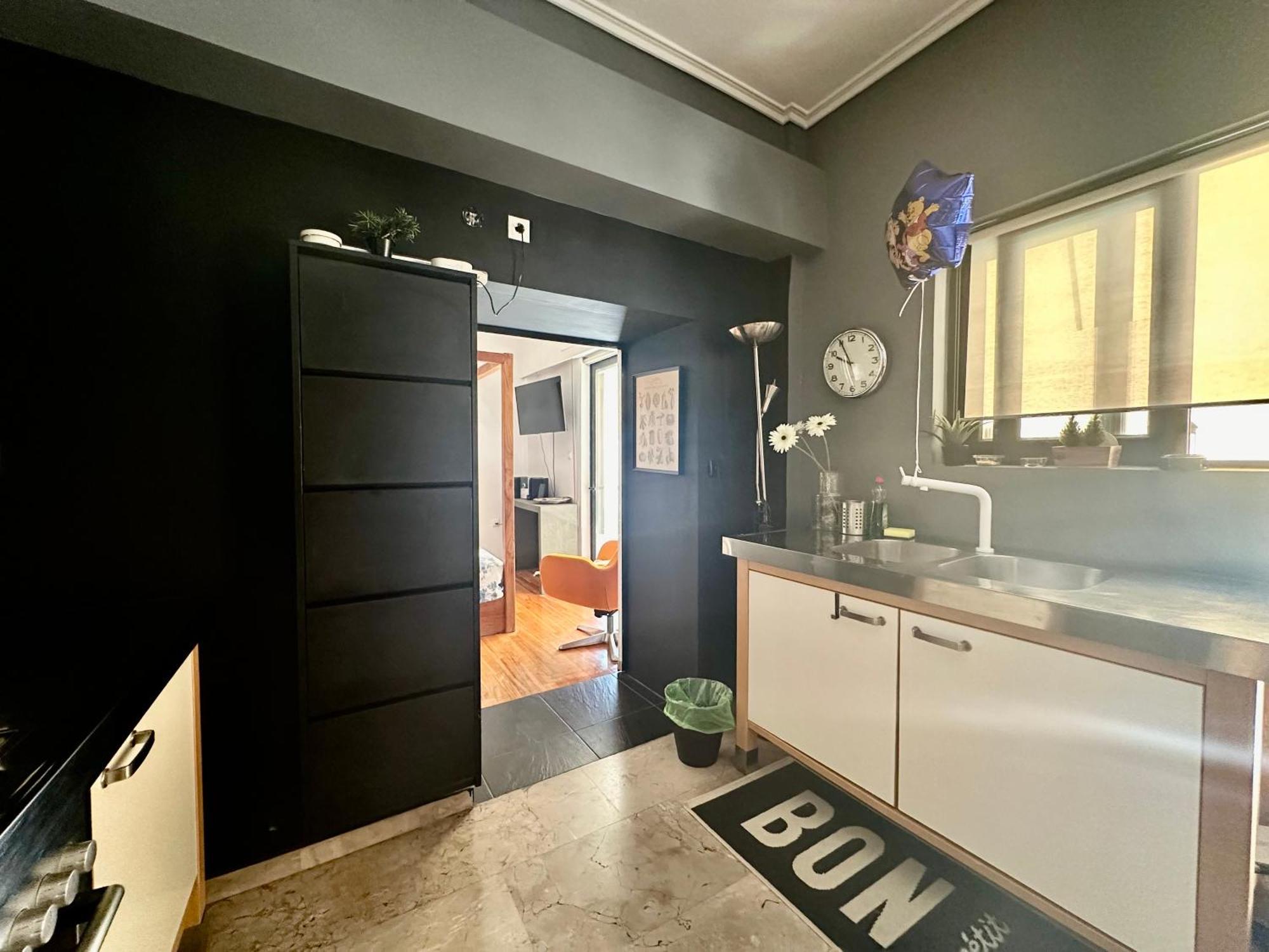 Oaka 2 Baths, Parking, Kitchen
